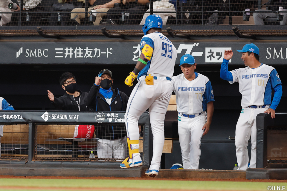 1回裏、先制の本塁打を放つレイエス選手03