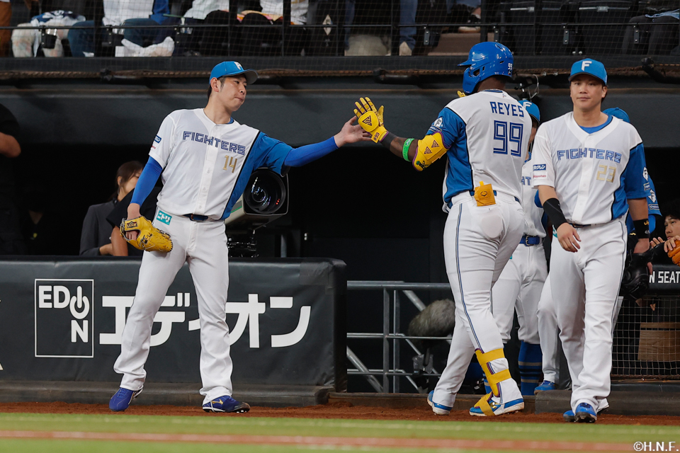 1回裏、先制の本塁打を放つレイエス選手04