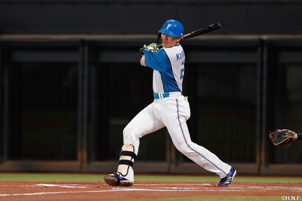 1回裏、レフトへヒットを放つ清宮選手