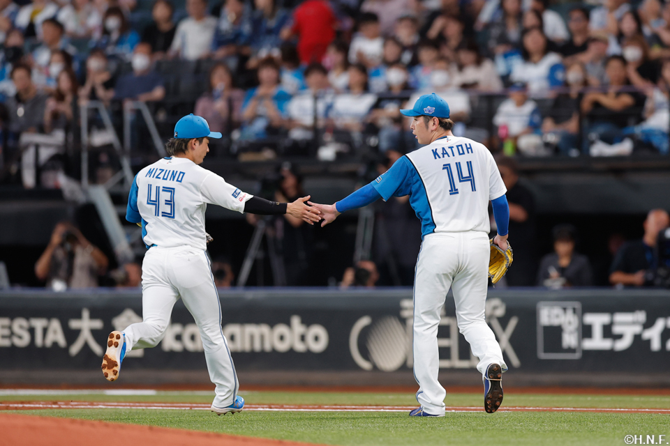 2回表を抑えた加藤貴投手と水野選手