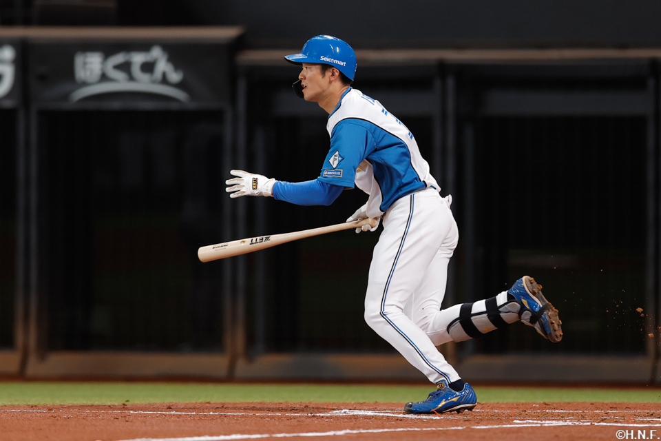 2回裏、ライトへヒットを放つ石井選手