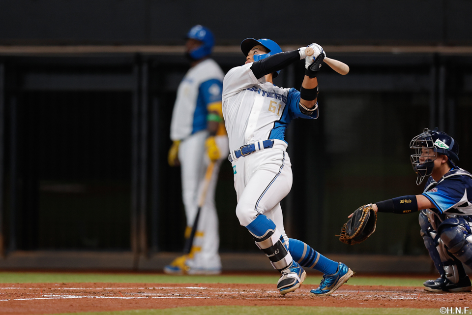 3回裏、ライトへ本塁打を放つ今川選手01