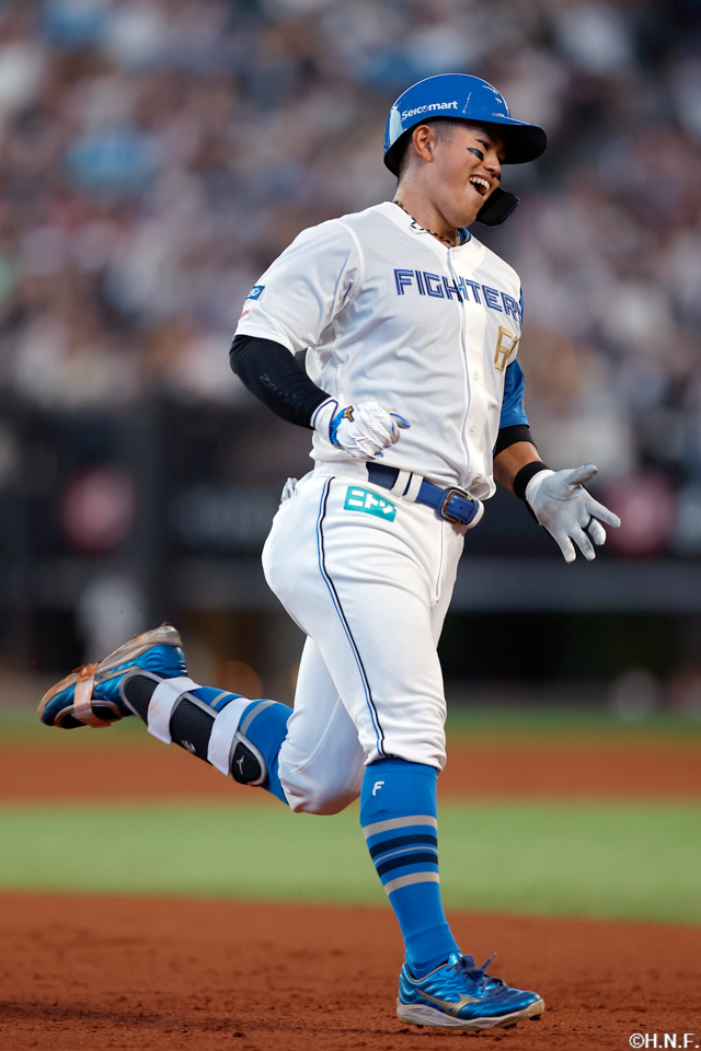 3回裏、ライトへ本塁打を放つ今川選手02
