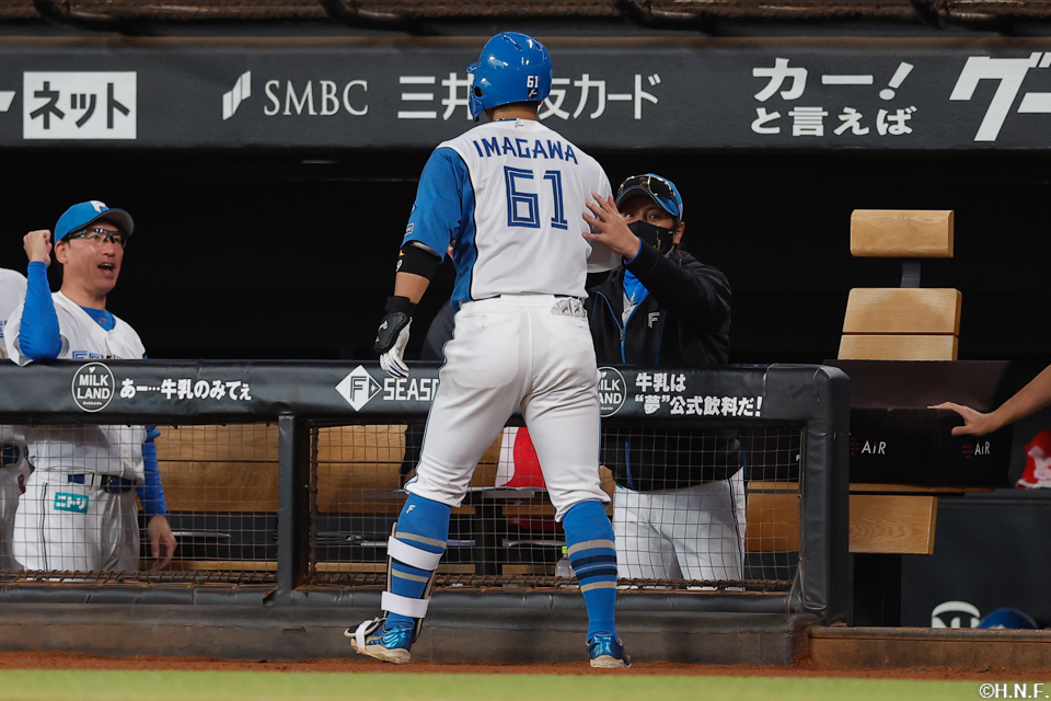 3回裏、ライトへ本塁打を放つ今川選手03