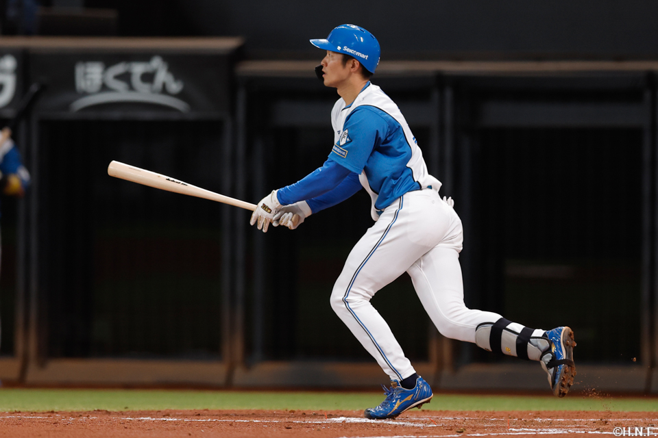4回裏、ライトへ2ランを放つ石井選手01