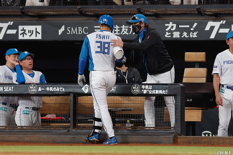 4回裏、ライトへ2ランを放つ石井選手02