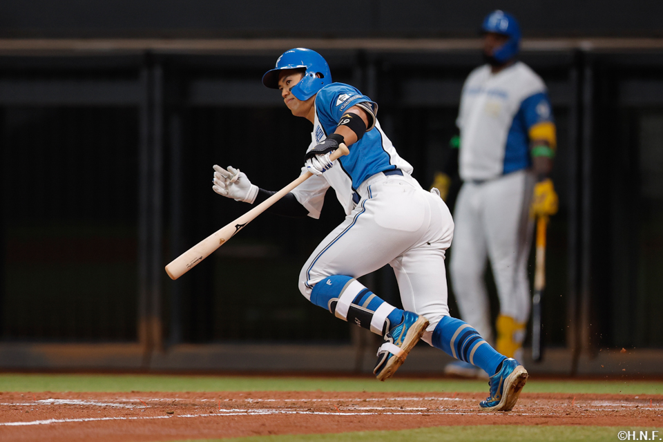 4回裏、レフトへヒットを放つ今川選手