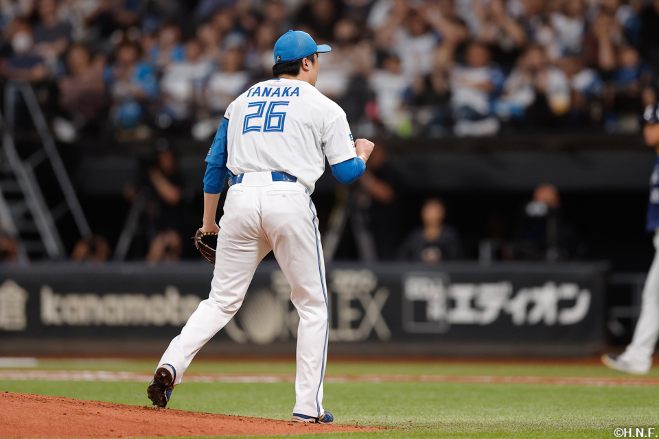 7回表を抑えた田中正義投手