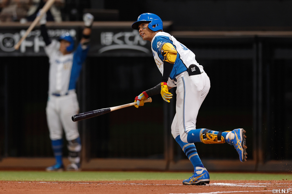 7回裏、レフトへヒットを放つ水谷選手