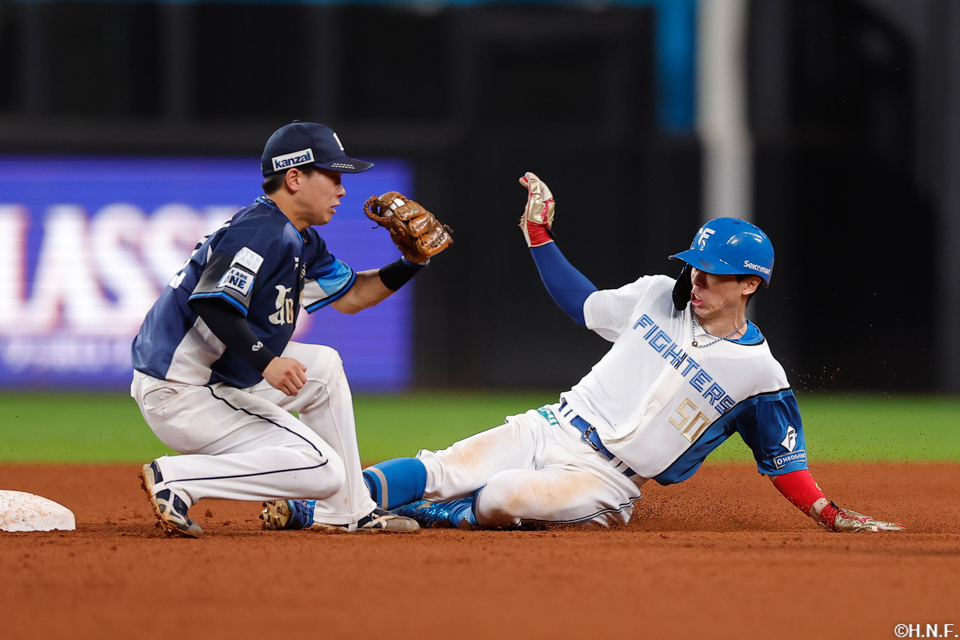 8回裏、盗塁を決める五十幡選手