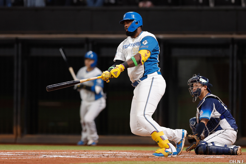 11回裏、レフトへヒットを放つレイエス選手