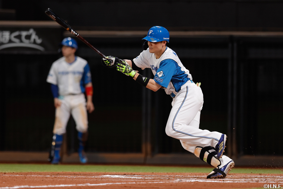 11回裏、サヨナラの適時打を放つ清宮選手