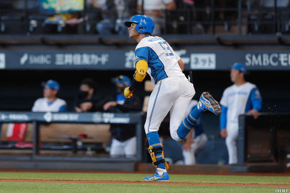 1回裏、センターへ二塁打を放つ水谷選手