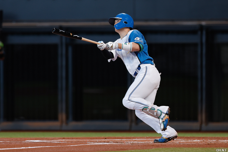 1回裏、先制の犠飛を放つ郡司選手