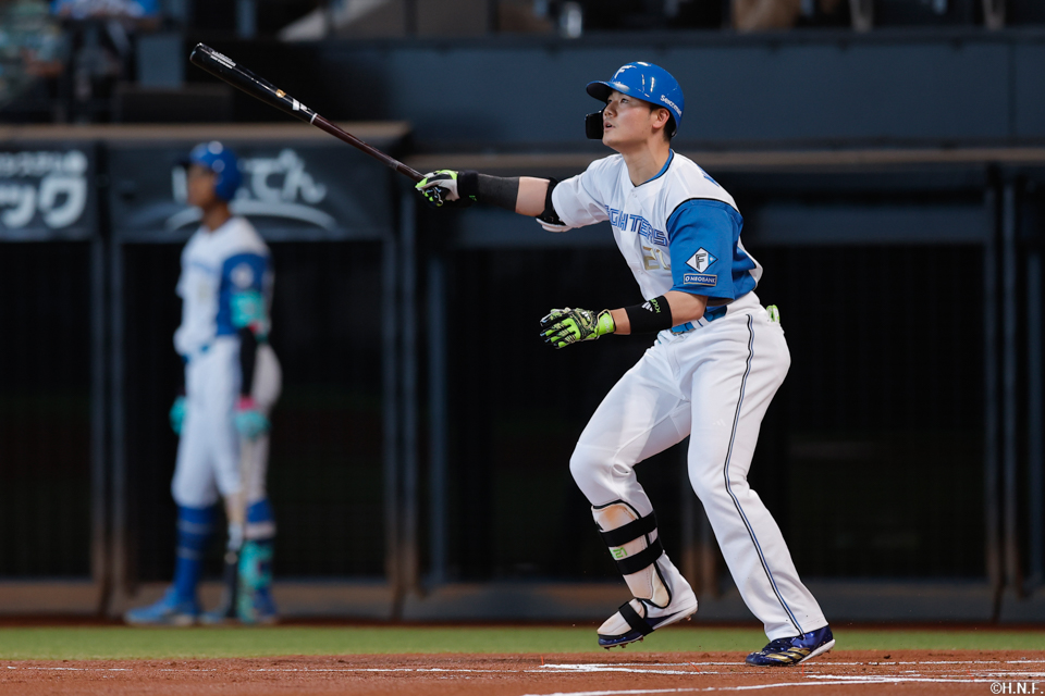1回裏、センターへ犠飛を放つ清宮選手