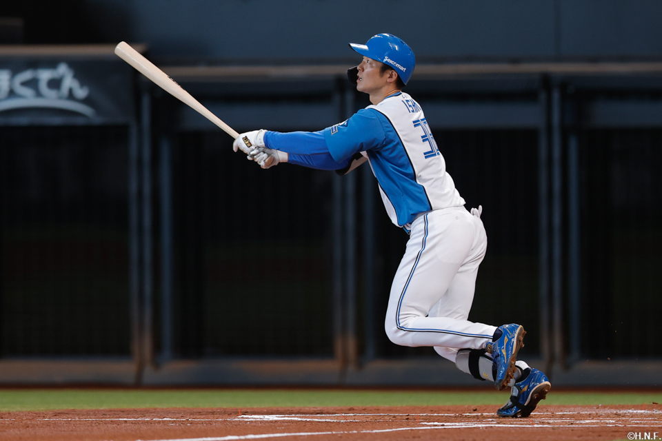 2回裏、ライトへ本塁打を放つ石井選手01