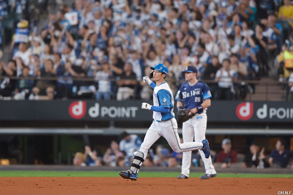 2回裏、ライトへ本塁打を放つ石井選手02