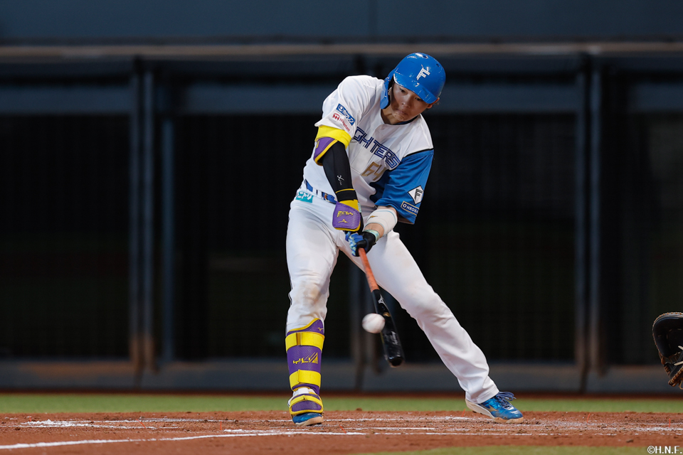 5回裏、センターへヒットを放つ田宮選手