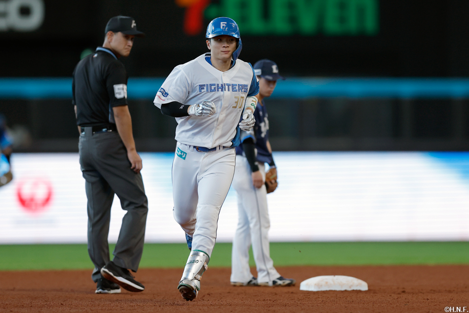 6回裏、ライトへ本塁打を放った郡司選手