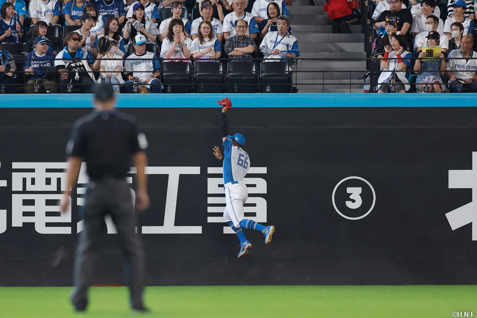 7回表、好守をみせる万波選手