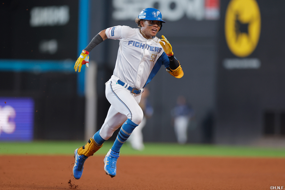 8回裏、ライトへ三塁打を放った水谷選手01