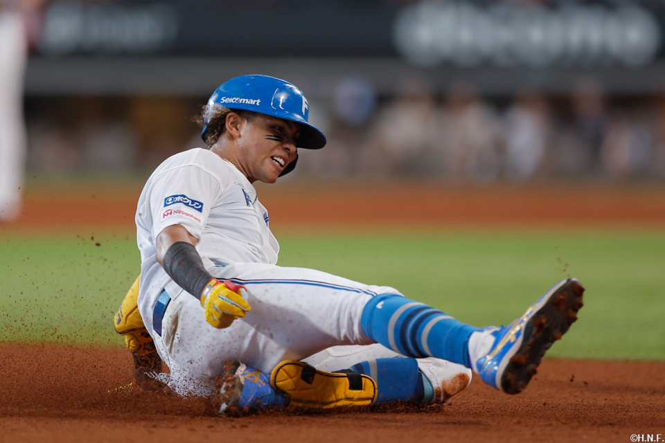 8回裏、ライトへ三塁打を放った水谷選手02