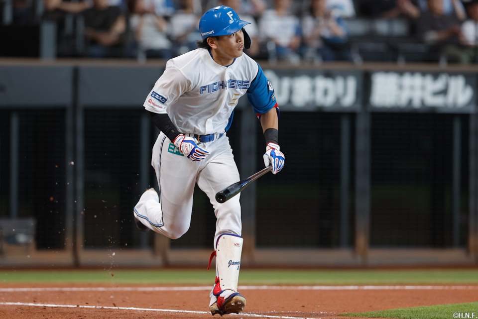 3回裏、センターへヒットを放つ野村選手