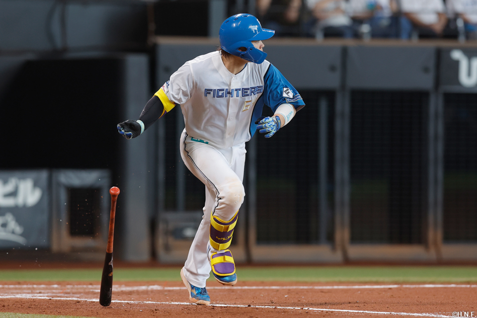 3回裏、レフトへヒットを放つ田宮選手01