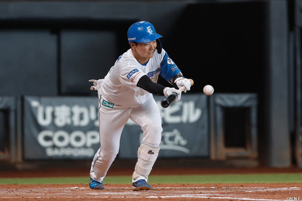 3回裏、犠打をきめる山縣選手