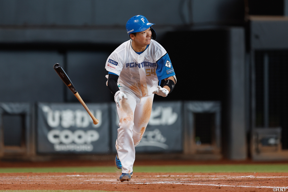 5回裏、ライトへヒットを放つ山縣選手