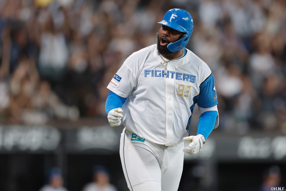 6回裏、同点の本塁打を放つレイエス選手02