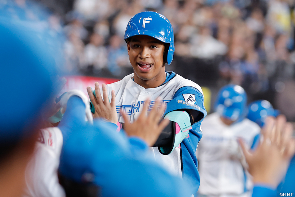 7回裏、代打で3ランを放つ万波選手03