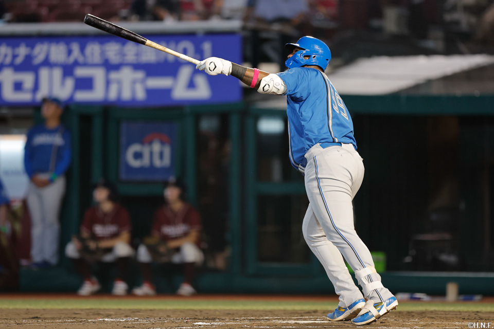 8回表、センターへ本塁打を放つレイエス選手01