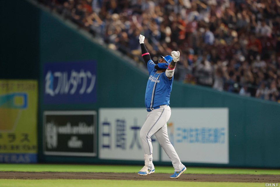 8回表、センターへ本塁打を放つレイエス選手02