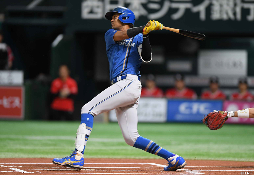 1回表、センターへヒットを放つ水谷選手