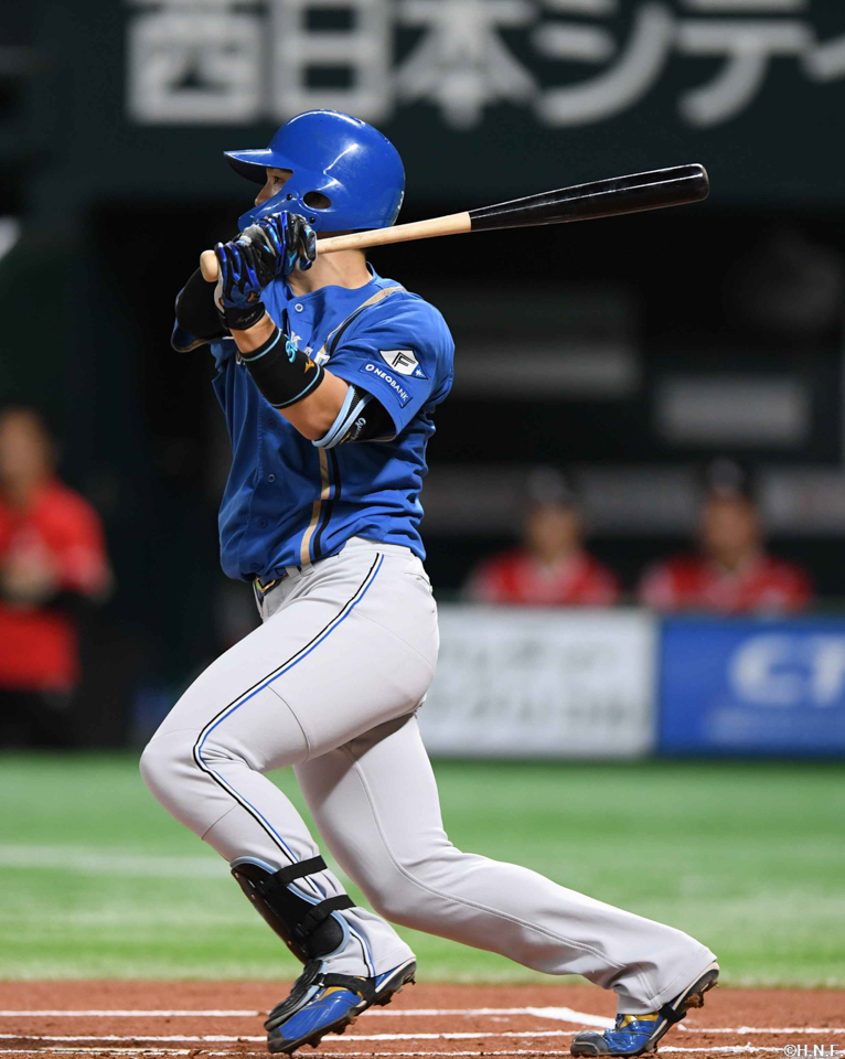 1回表、センターへヒットを放つ郡司選手