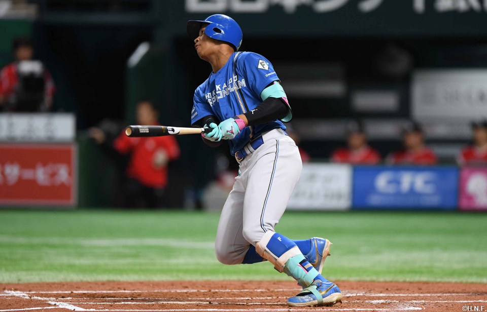 2回表、センターへ二塁打を放つ万波選手
