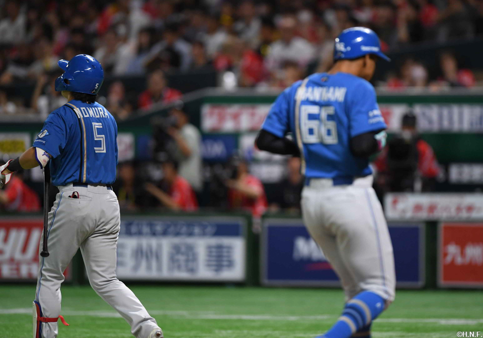 2回表、押し出しのフォアボールで出塁する野村選手