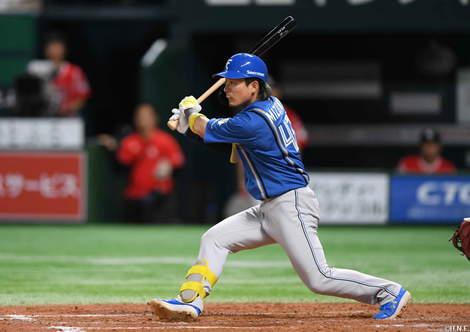 4回表、センターへヒットを放つ水野選手