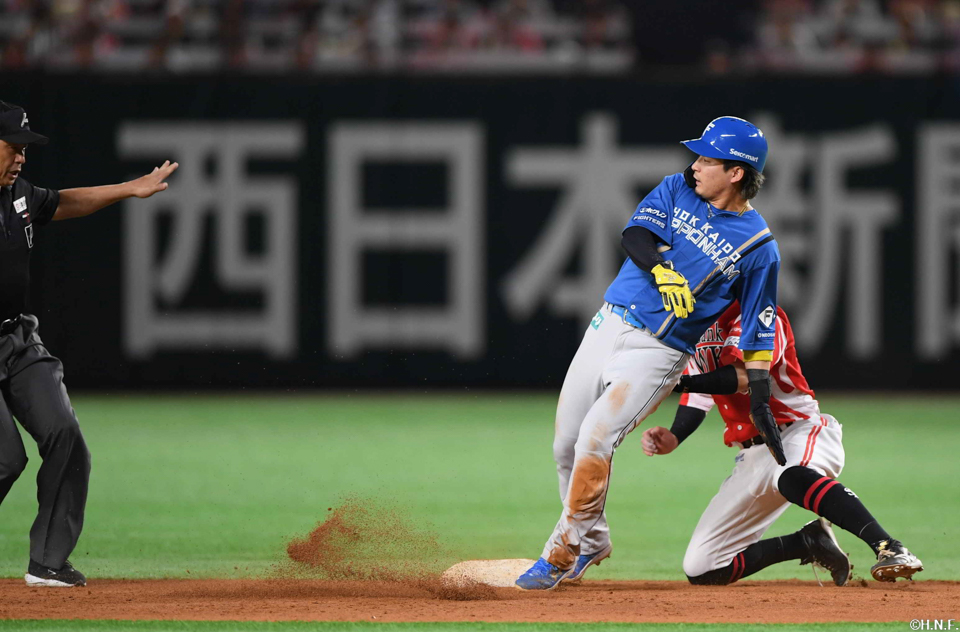 4回表、盗塁をきめる水野選手