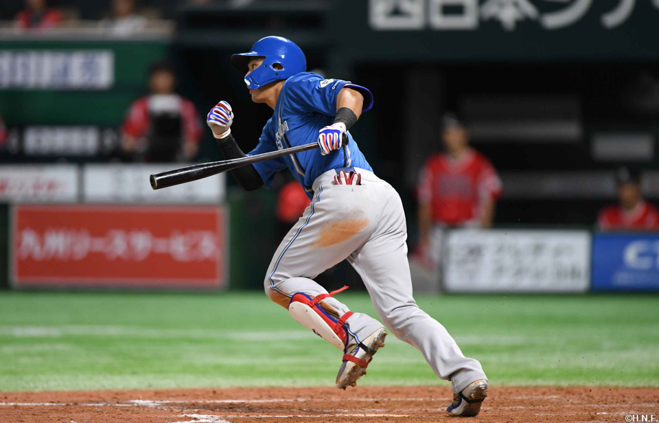 4回表、センターへ勝ち越しの適時打を放つ野村選手01