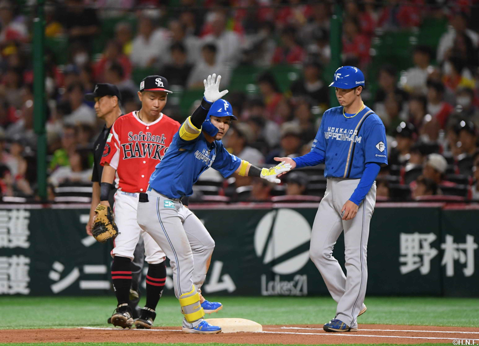 6回表、ライトへヒットを放った水野選手