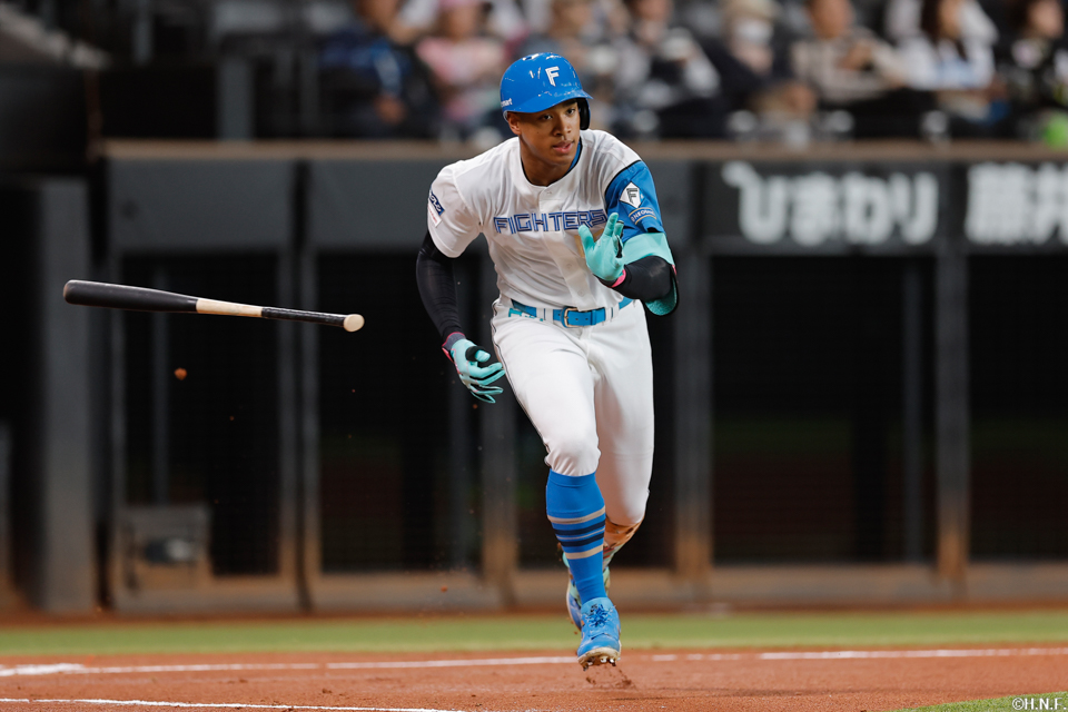 1回裏、レフトへ二塁打を放つ万波選手