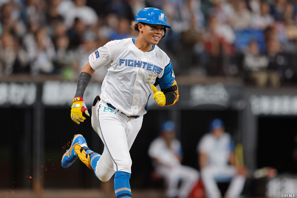 1回裏、ライトへ先制の適時打を放つ水谷選手02