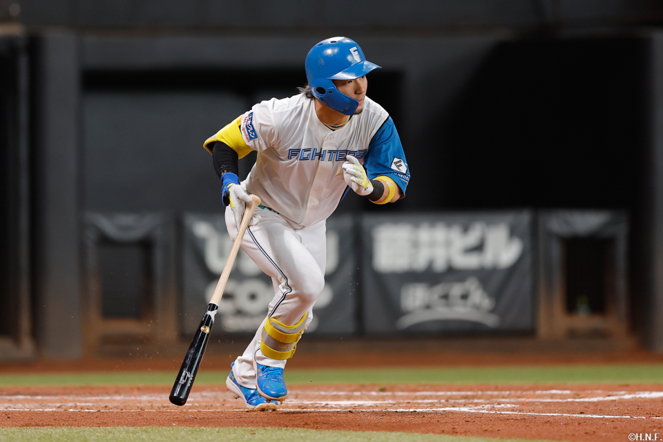2回裏、ライトへヒットを放つ水野選手