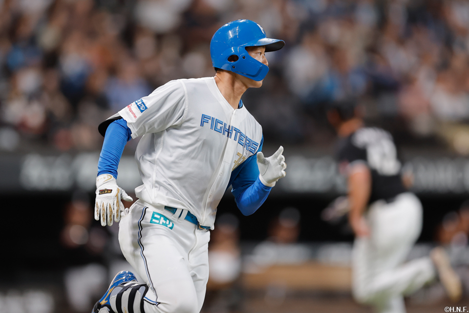 3回裏、センターへ適時打を放った石井選手