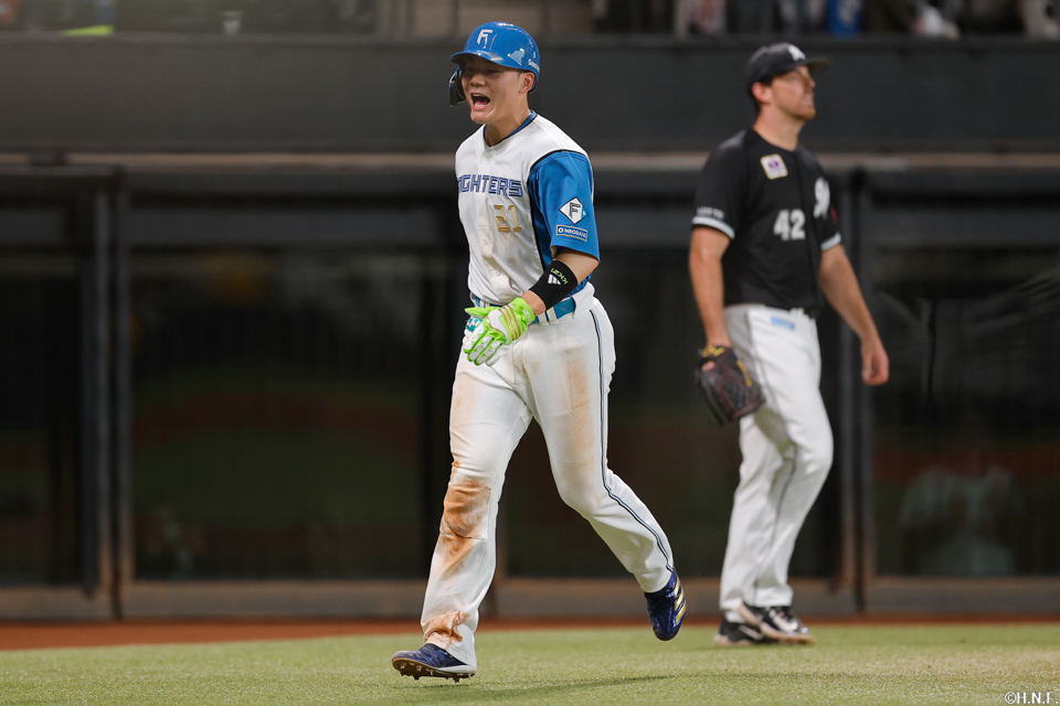 3回裏、生還する清宮選手02