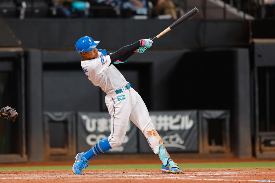 4回裏、内野安打を放つ万波選手