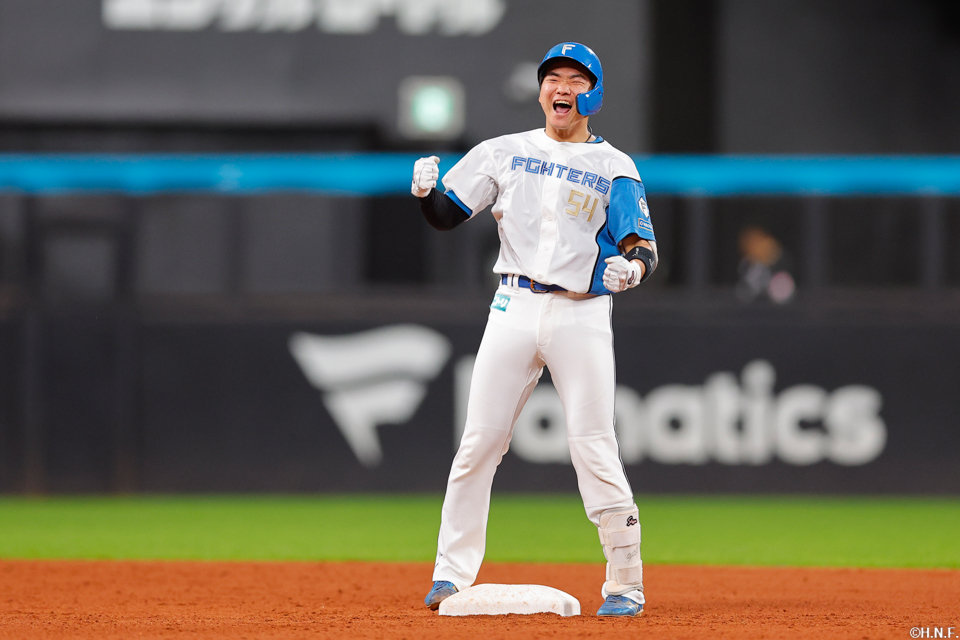 9回裏、センターへ二塁打を放った山縣選手