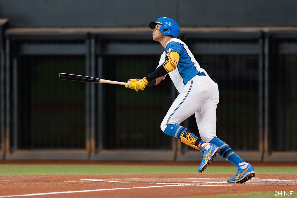 1回裏、先制の2ランを放つ水谷選手01